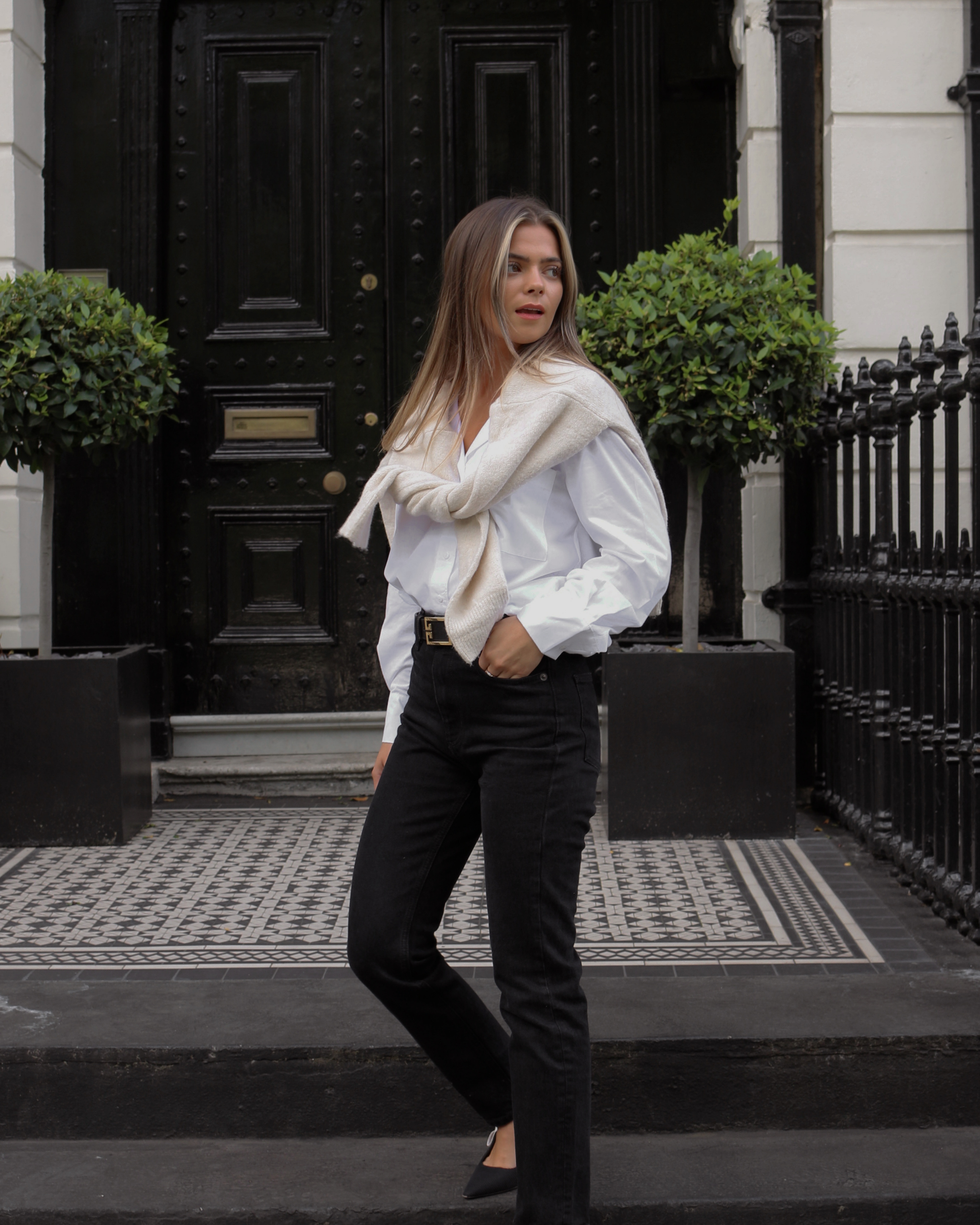5 Black Jeans Outfits: What to Wear For Every Style